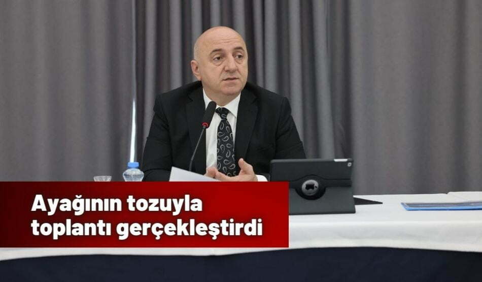 Ayağının tozuyla toplantı gerçekleştirdi