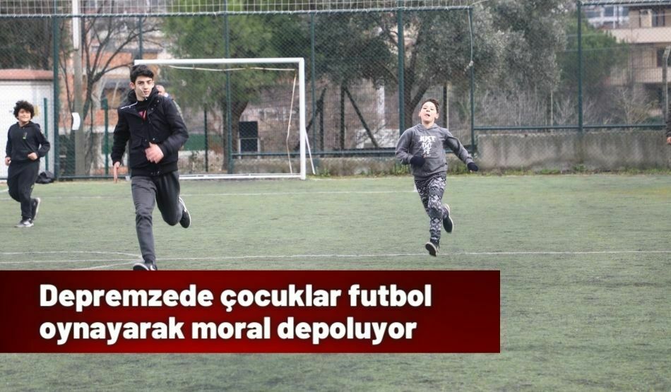 Depremzede çocuklar futbol oynayarak moral depoluyor