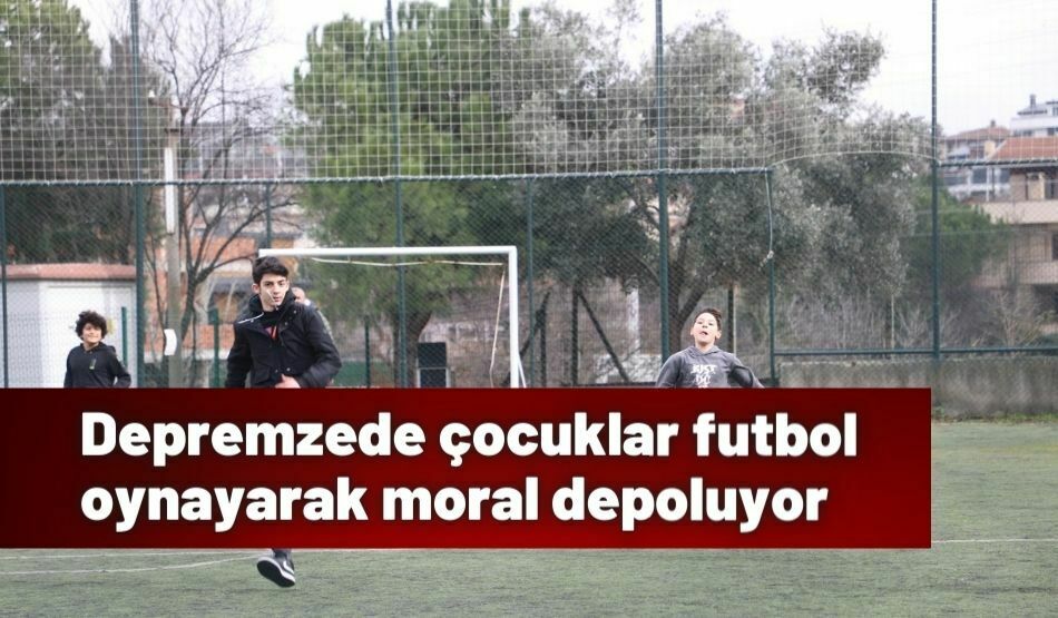 Depremzede Çocuklar Futbol Oynayarak Moral Depoluyor
