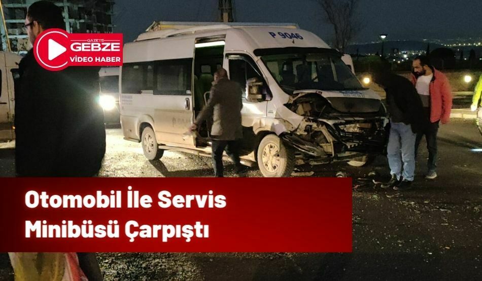 Otomobil İle Servis Minibüsü Çarpıştı