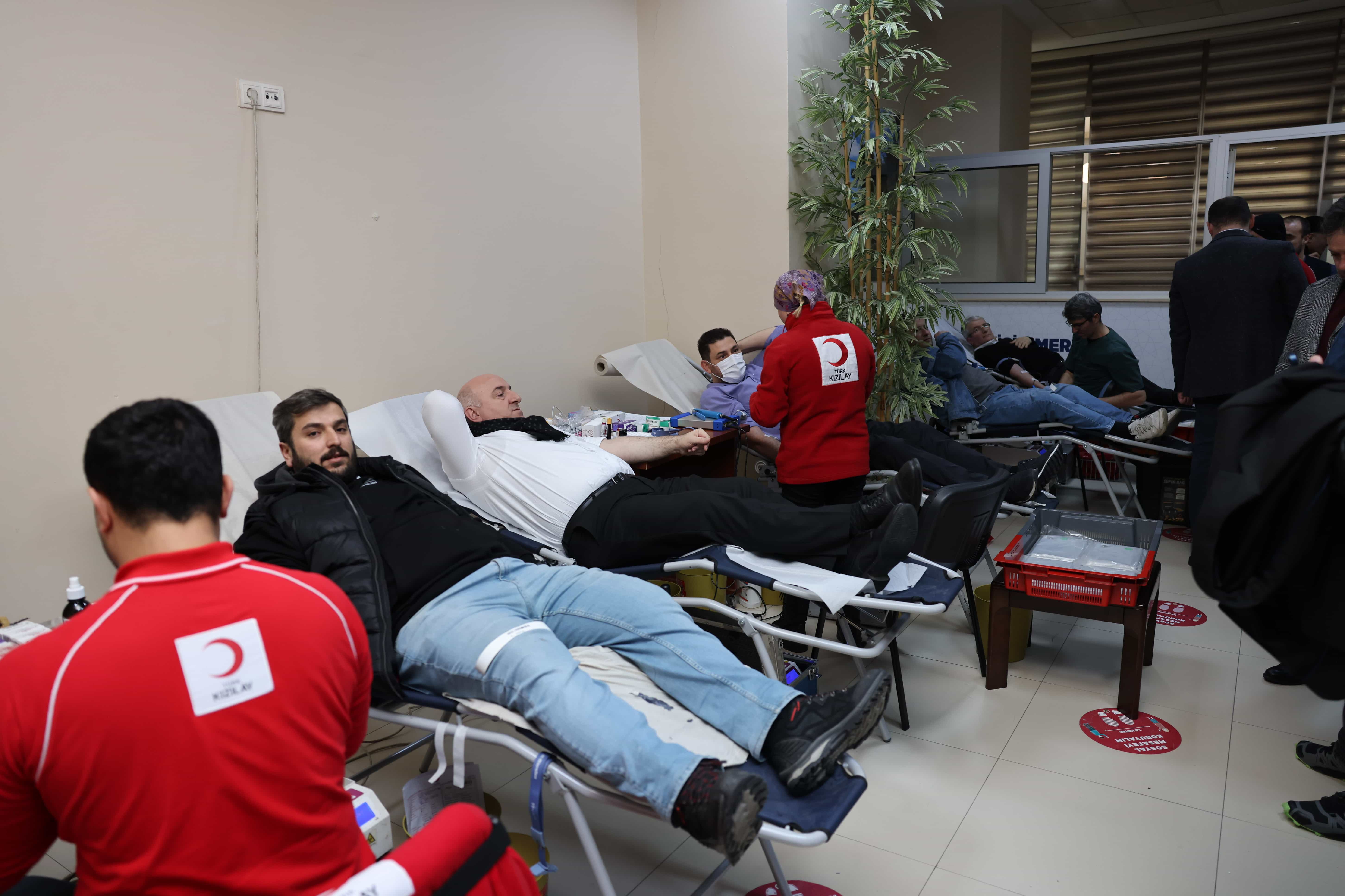 Gebze bölgesi depremzedeler için tek yürek oldu Gebze bölgesi depremzedeler için tek yürek oldu