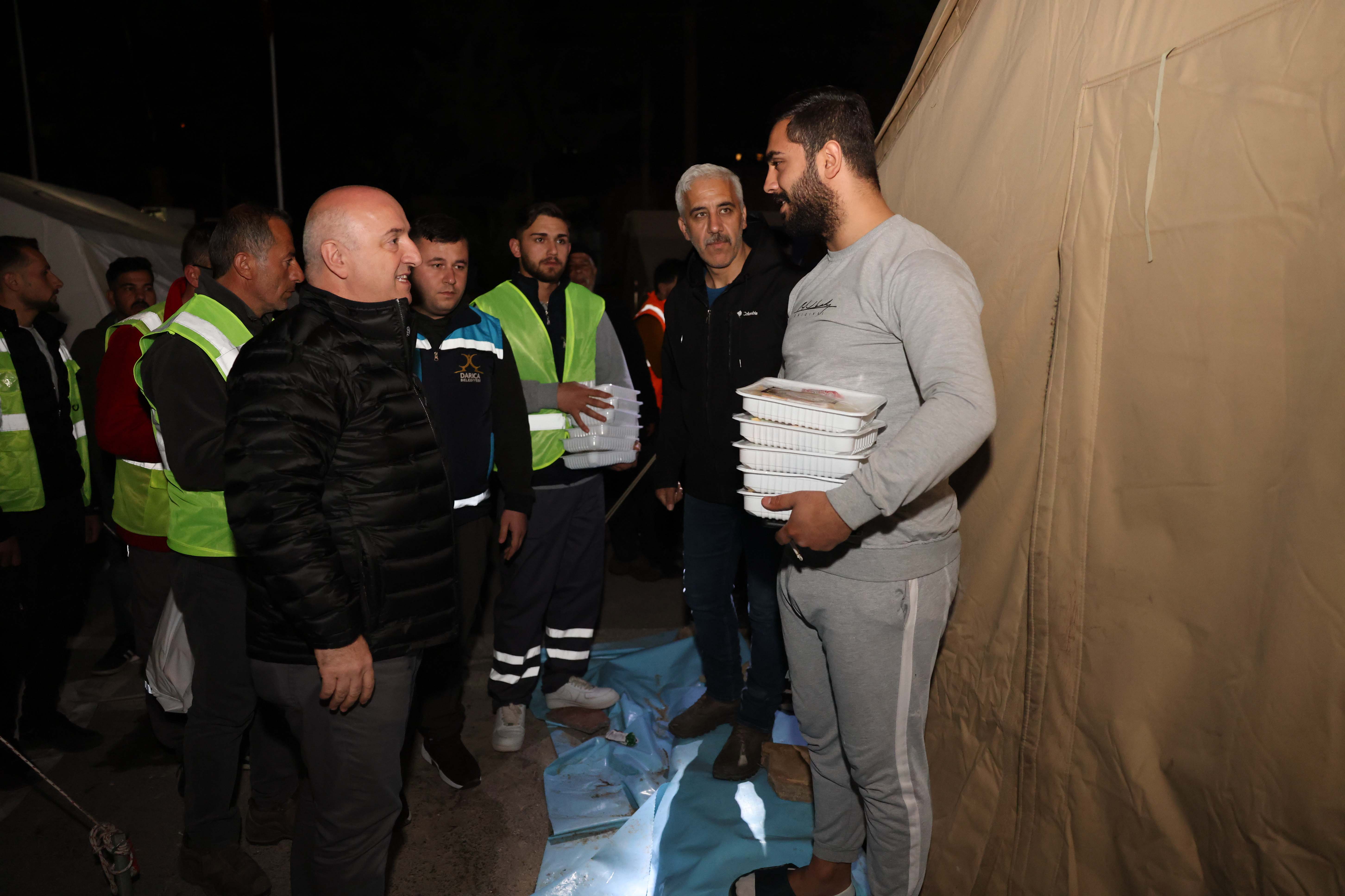 Darıca Belediye Başkanı Bıyık, İlk Sahurunu Depremzedelerle Yaptı Darıca Belediye Başkanı Bıyık, İlk Sahurunu Depremzedelerle Yaptı