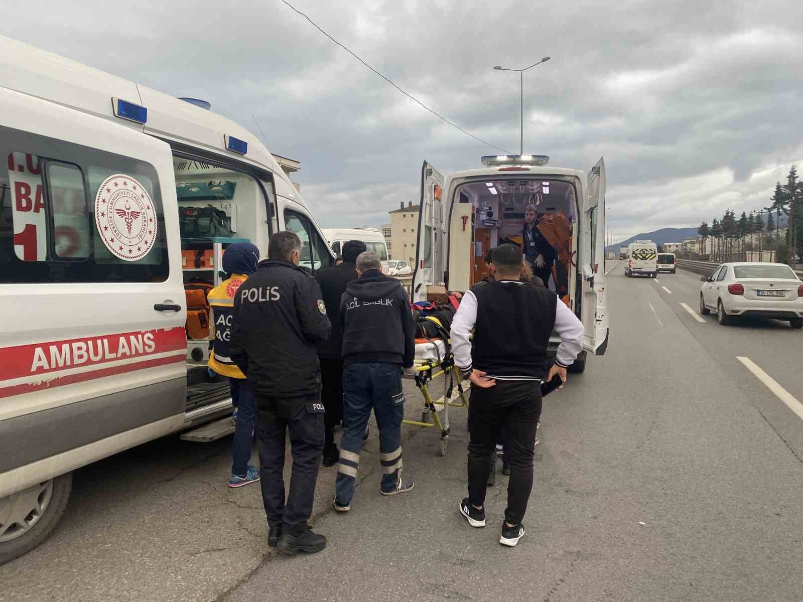 Kocaeli’de otomobil bariyerlere çarptı: 3 yaralı