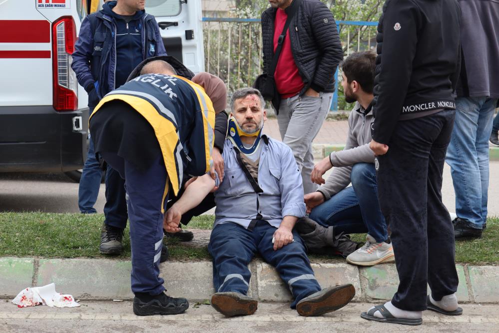 SON DAKİKA! ÇAYIROVA'DA PİKAP İLE KAMYONET ÇARPIŞTI: 4 KİŞİ YARALANDI