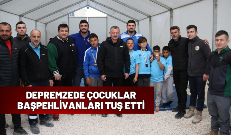 DEPREMZEDE ÇOCUKLAR BAŞPEHLİVANLARI TUŞ ETTİ