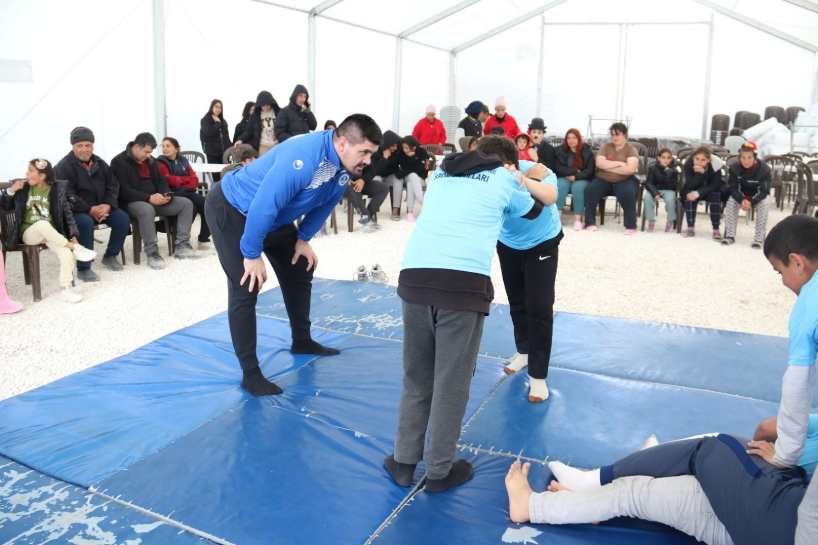 DEPREMZEDE ÇOCUKLAR BAŞPEHLİVANLARI TUŞ ETTİ DEPREMZEDE ÇOCUKLAR BAŞPEHLİVANLARI TUŞ ETTİ