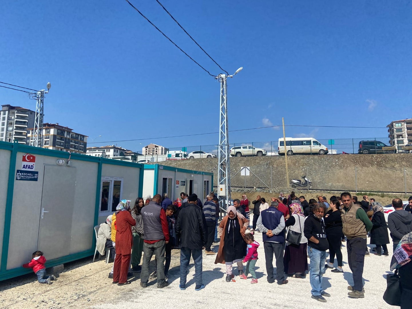 Büyükşehir Depremzedeleri Konteyner Kente Taşıyor Büyükşehir Depremzedeleri Konteyner Kente Taşıyor