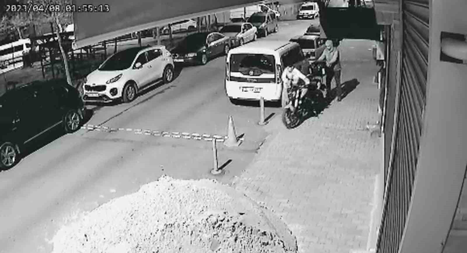 Bayrampaşa’da 100 bin lira değerindeki motosikleti böyle çaldılar