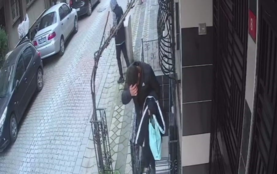 Sultangazi’de ilginç hırsızlık kamerada: Tespih sallayarak nöbet tuttu