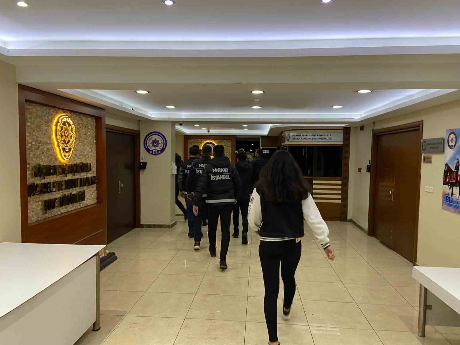 Kırmızı bültenle aranan uyuşturucu baronu Ürfi Çetinkaya ile 5 suç örgütü üyesi İstanbul Emniyet Müdürlüğüne getirildi