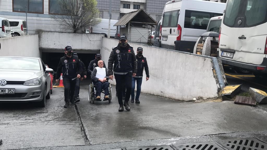 Kırmızı bültenle aranan ve İstanbul’da yakalanan uyuşturucu baronu Ürfi Çetinkaya, emniyetteki işlemlerinin ardından zırhlı araçla adliyeye sevk edildi.