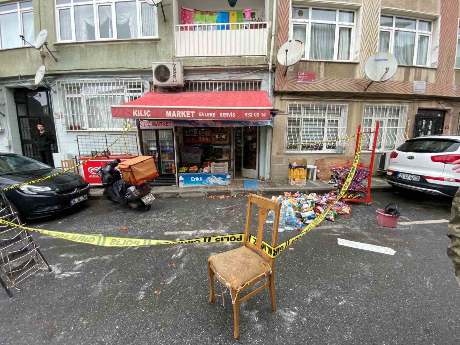 Üsküdar’da bıçaklı kavga; bakkal sahibi karnından yaralandı