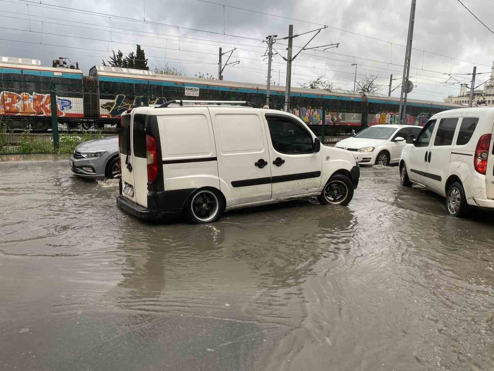 İstanbul’da sağanak yağış: Yollar göle döndü, trafik durma noktasına geldi