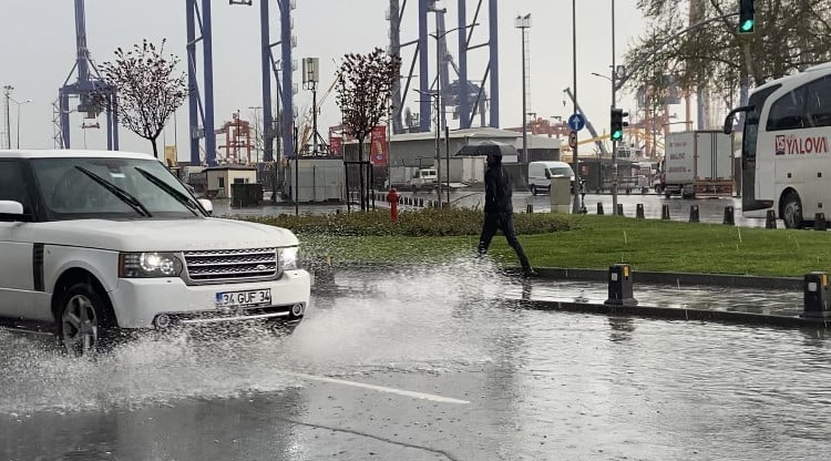 İstanbul Anadolu Yakası’nda sağanak yağış etkili oluyor