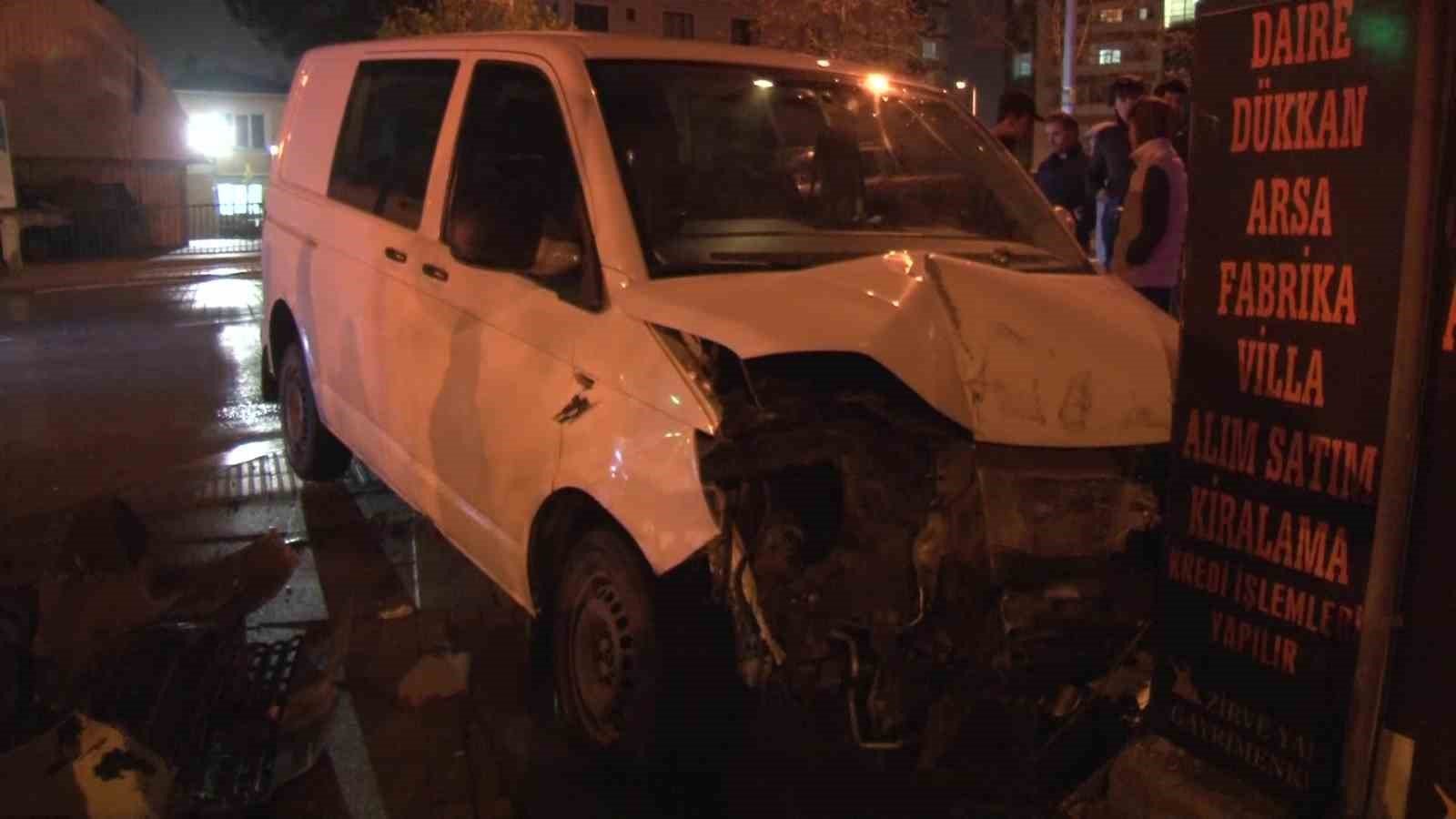 Sancaktepe’de otomobil ile minibüs çarpıştı: 1 yaralı