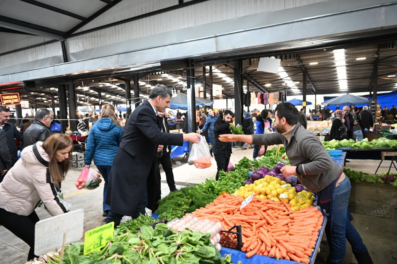 Başkan Kocaman pazar alışverişinde