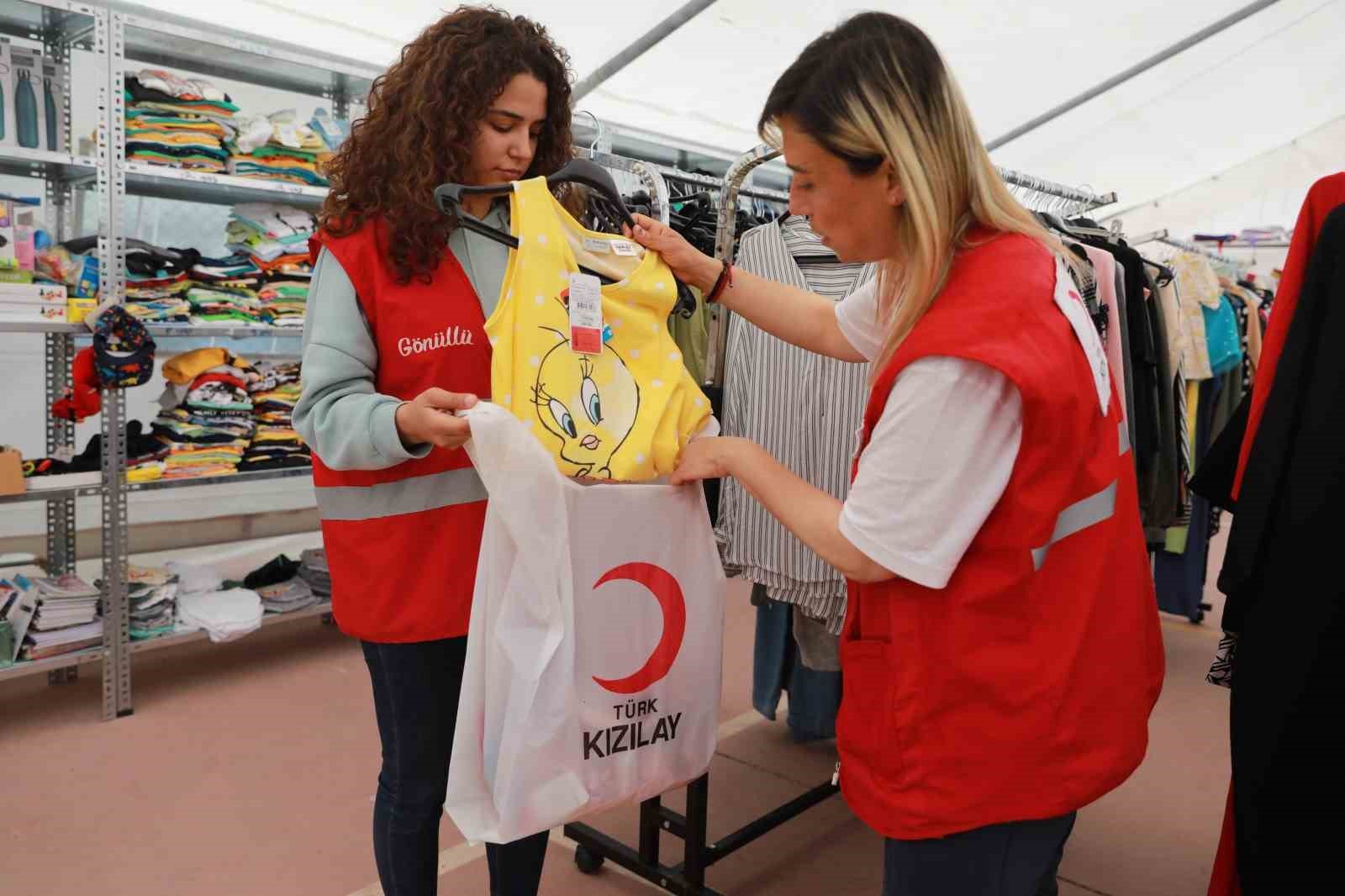 Depremzede çocukların bayramlıkları Kızılay’dan