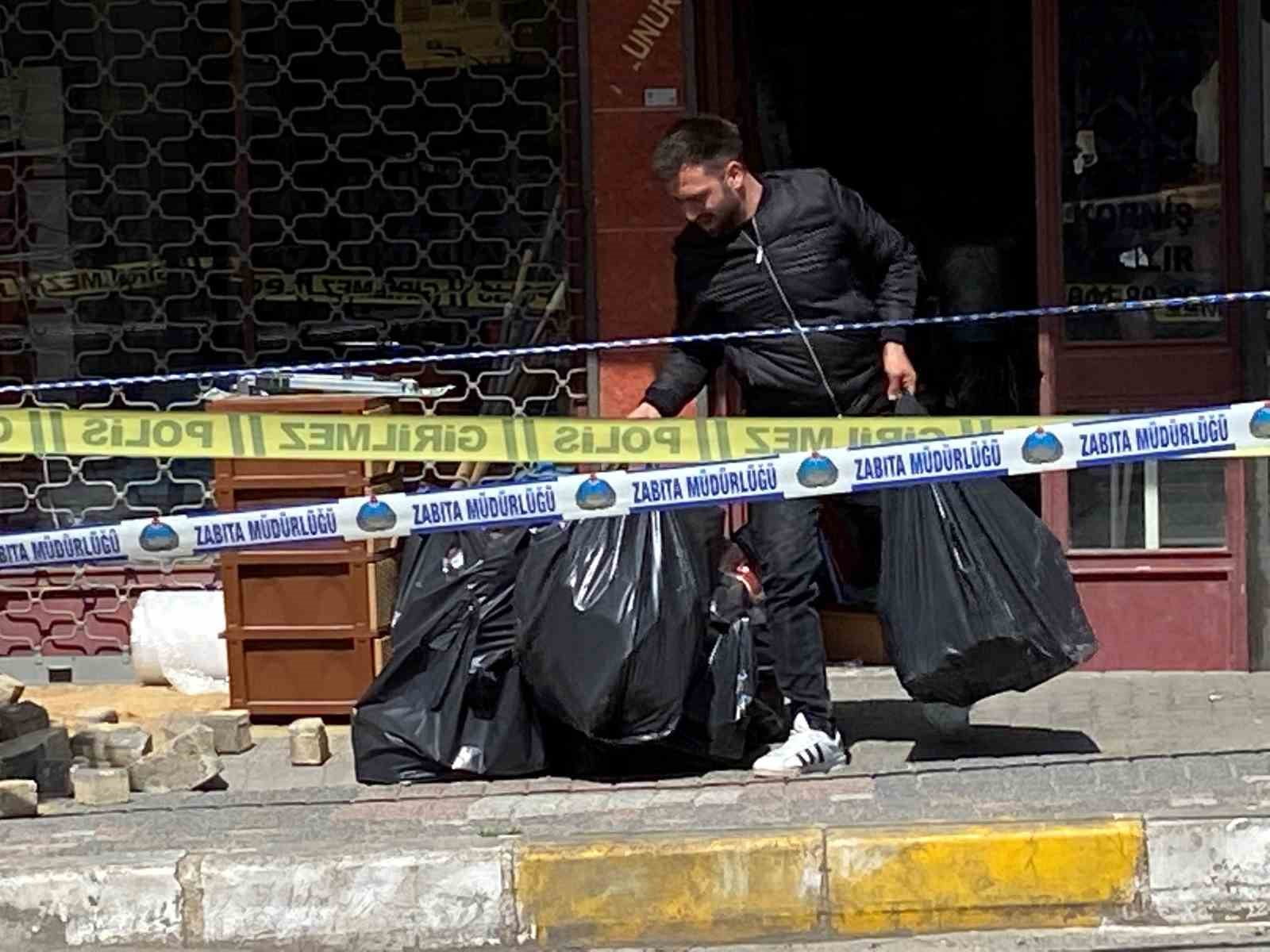 Bahçelievler’de kolonları çatlayan binada oturanlar eşyalarını aldı
