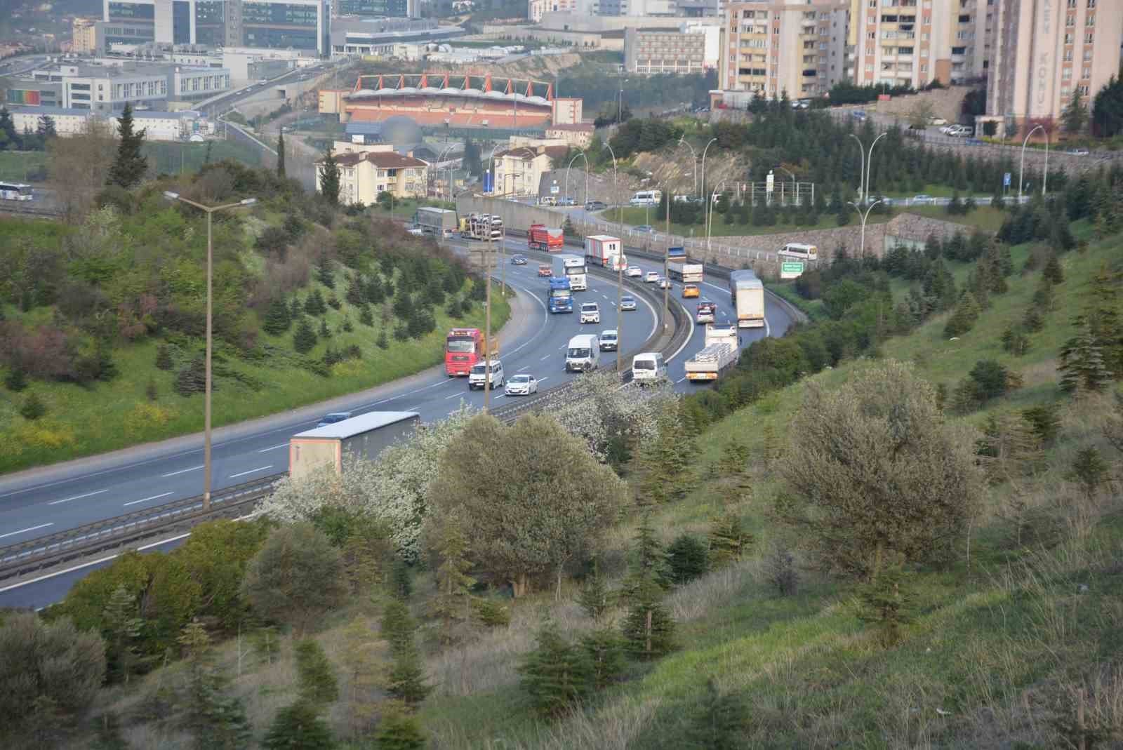 Bayram tatili başlarken TEM Otoyolu Kocaeli geçişi akıcı seyrediyor