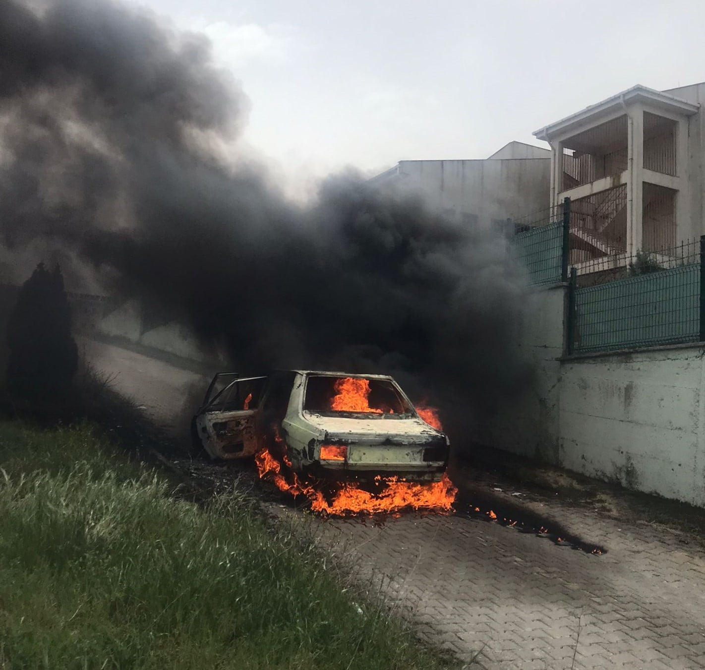 Alev alev yanan otomobil hurda yığınına döndü