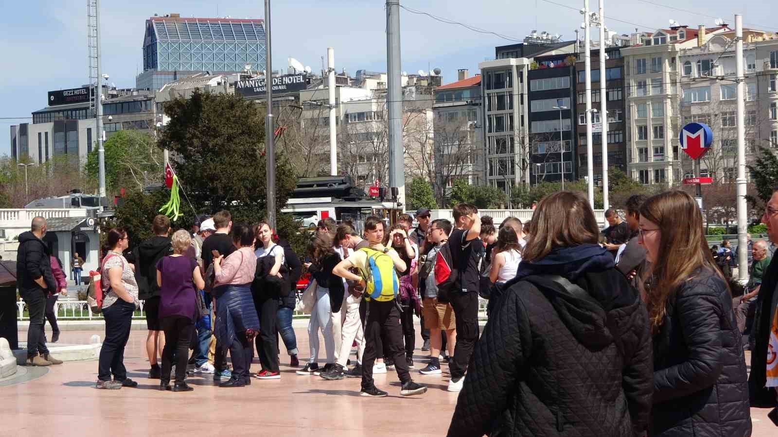 Sıcak havayı fırsat bilenler Taksim’e akın etti