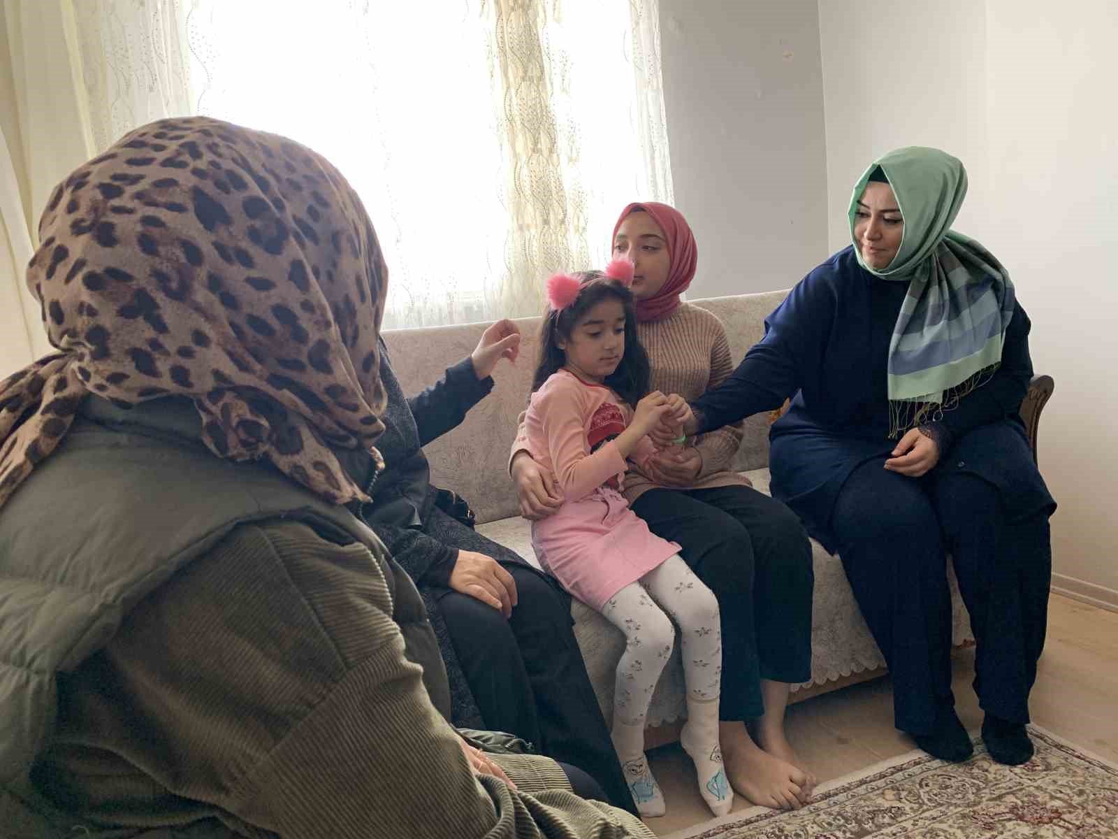 AK Parti milletvekili adayı Çelik, depremzede aileleri ziyaret etti