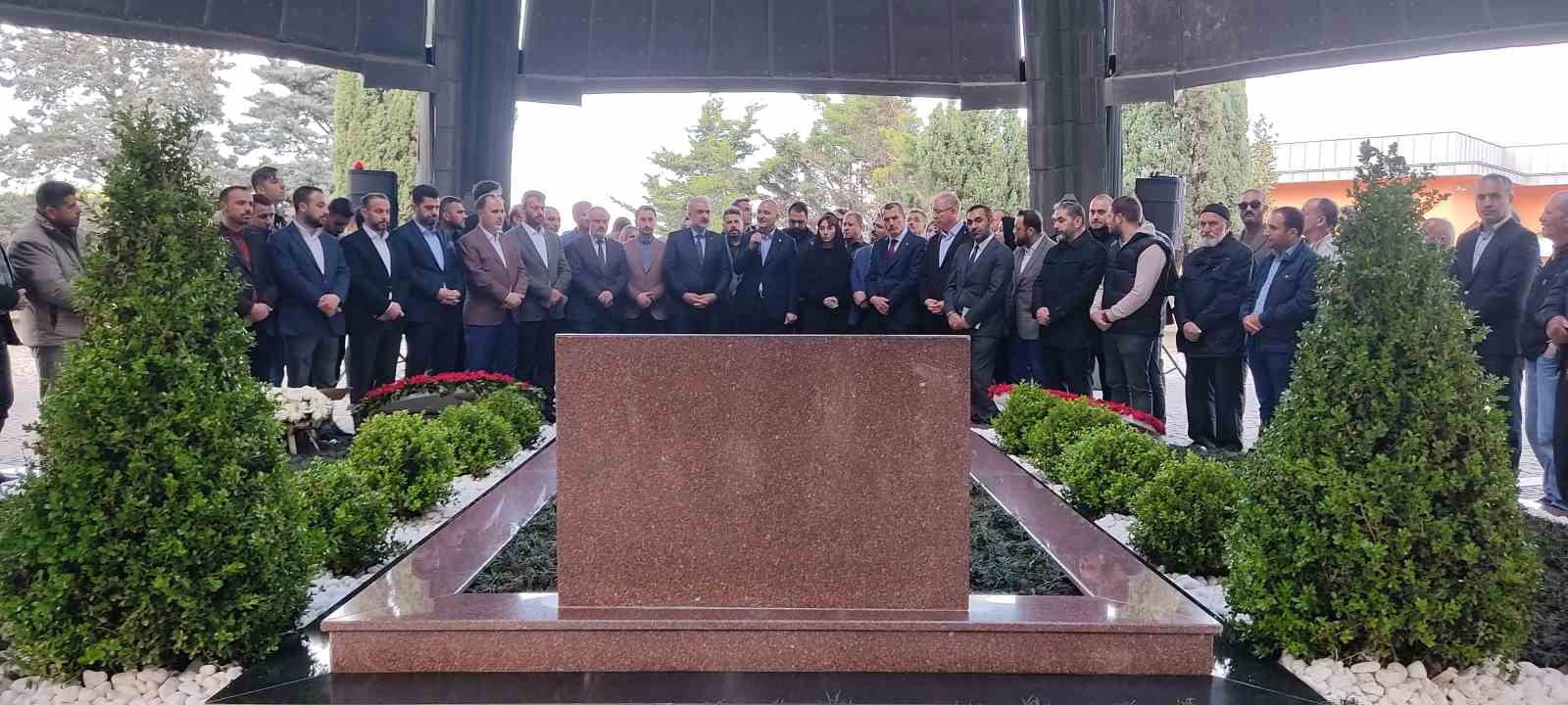 İçişleri Bakanı Soylu’dan 8. Cumhurbaşkanı Turgut Özal’ın kabrine ziyaret