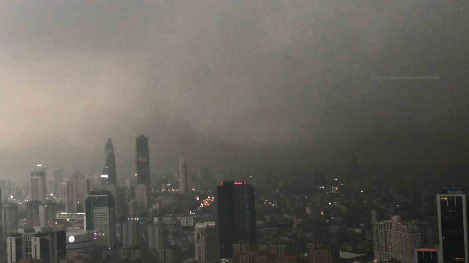 İstanbul’u bir anda bulutlar kapladı, sağanak yağış etkili oldu