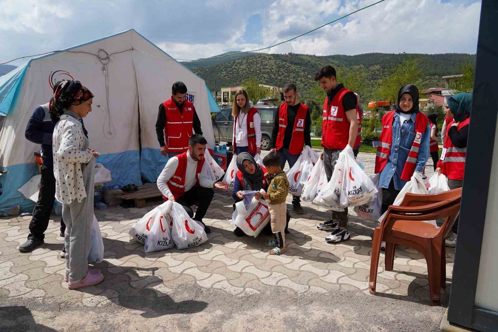 Kızılay bayramda depremzedelerin yanında