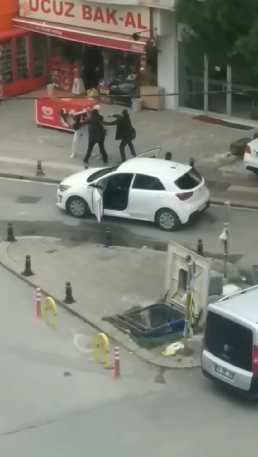 Pendik’te  kadın sürücülerin yol verme kavgasında tekmeler havada uçuştu