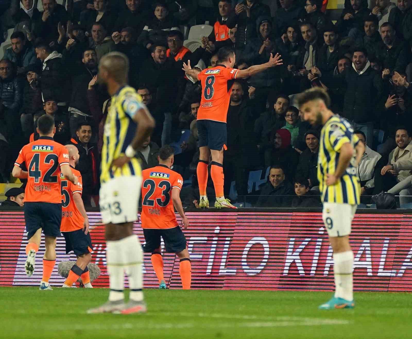 Spor Toto Süper Lig: Medipol Başakşehir: 1 – Fenerbahçe: 0 (İlk yarı)