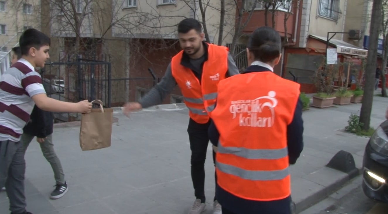 AK Partili milletvekili adayı Bağcılar’da trafikte vatandaşlara iftarlık dağıttı