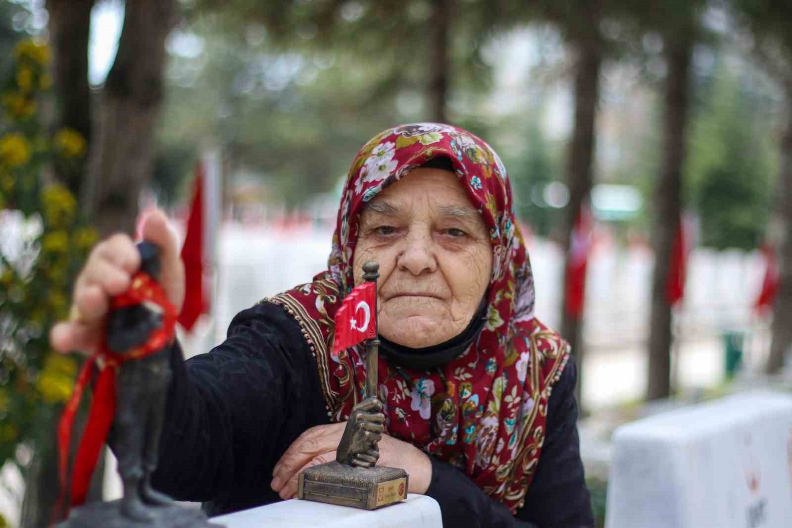 Bayram öncesinde şehit ailelerinin ilk durağı yine şehitlikler oldu
