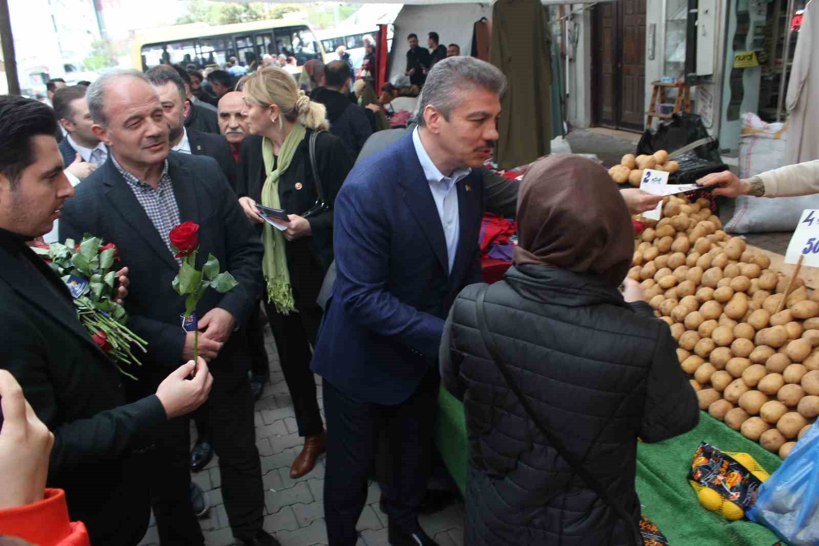 Güngören’de AK Partili aday ile vatandaş arasında güldüren ‘kedi’ diyaloğu