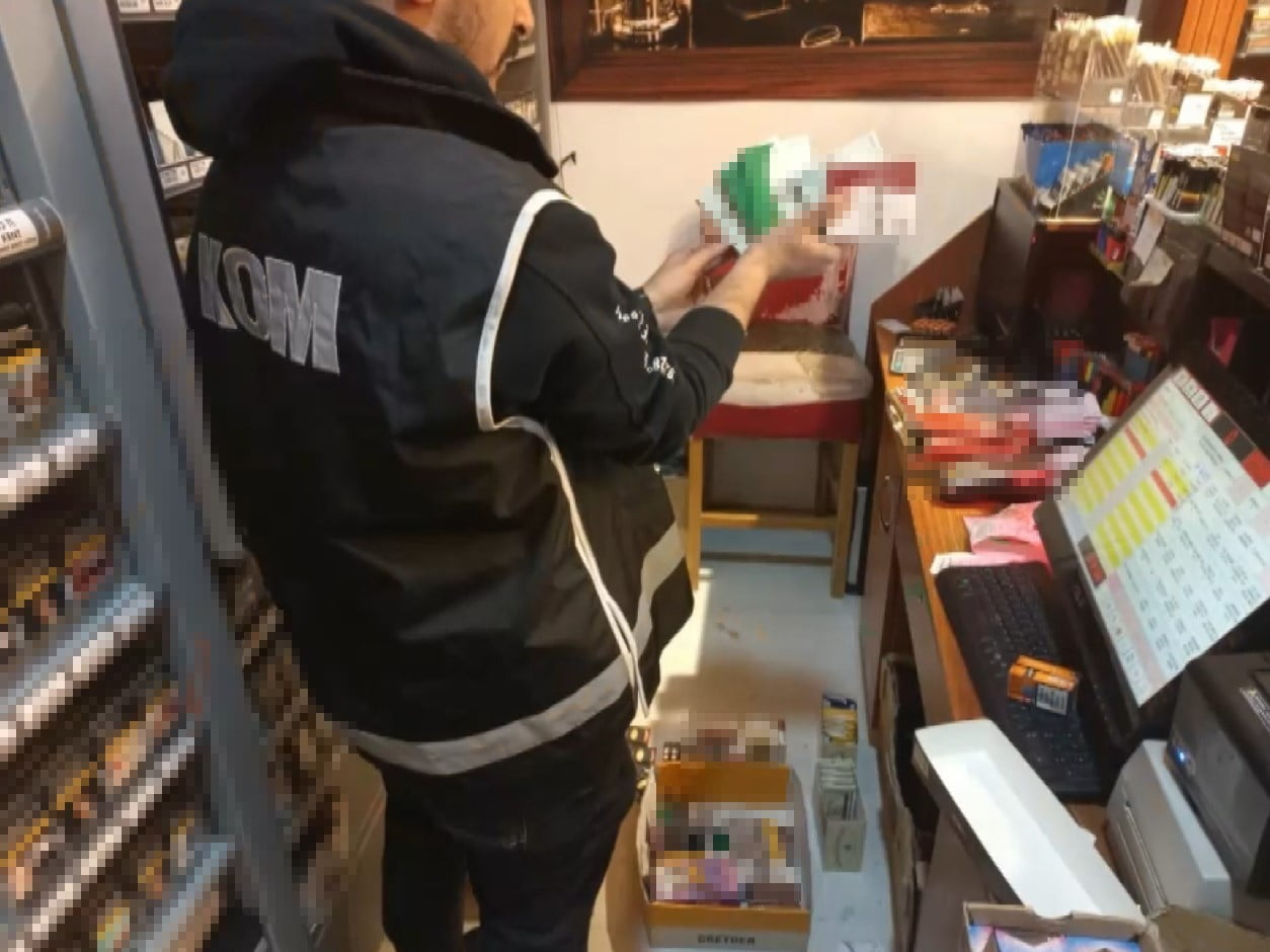 Kocaeli’de gizli bölmeleri saklanmış binlerce sigara ürünü ele geçirildi