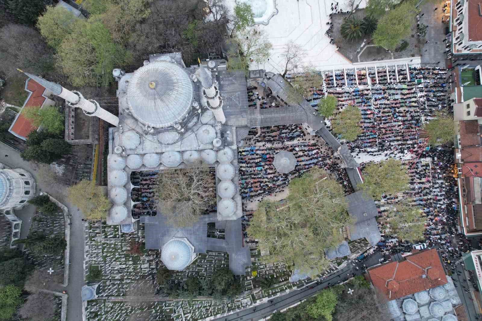 Eyüp Sultan Camii’nde bayram coşkusu böyle görüntülendi