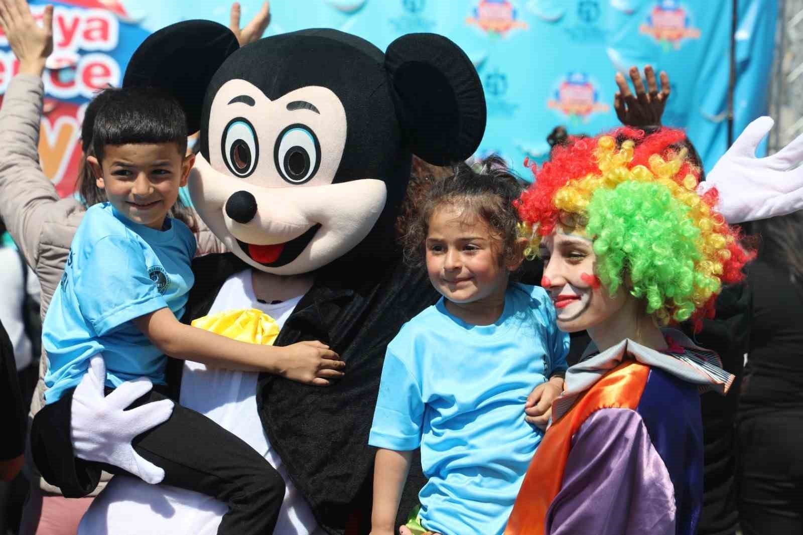 Hatay’da depremzede çocukların bayram sevinci