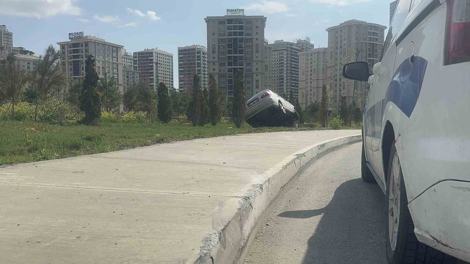 Başakşehir’de virajı alamayan sürücü çayırlık alana çıktı