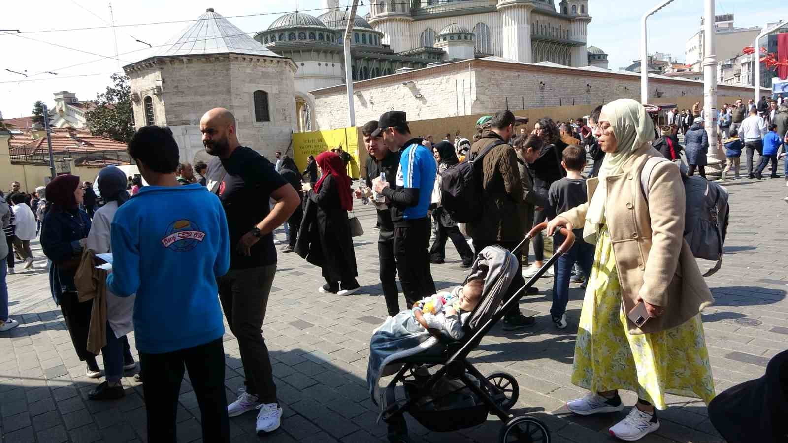 Bayram nedeniyle vatandaşlar Taksim’e akın etti