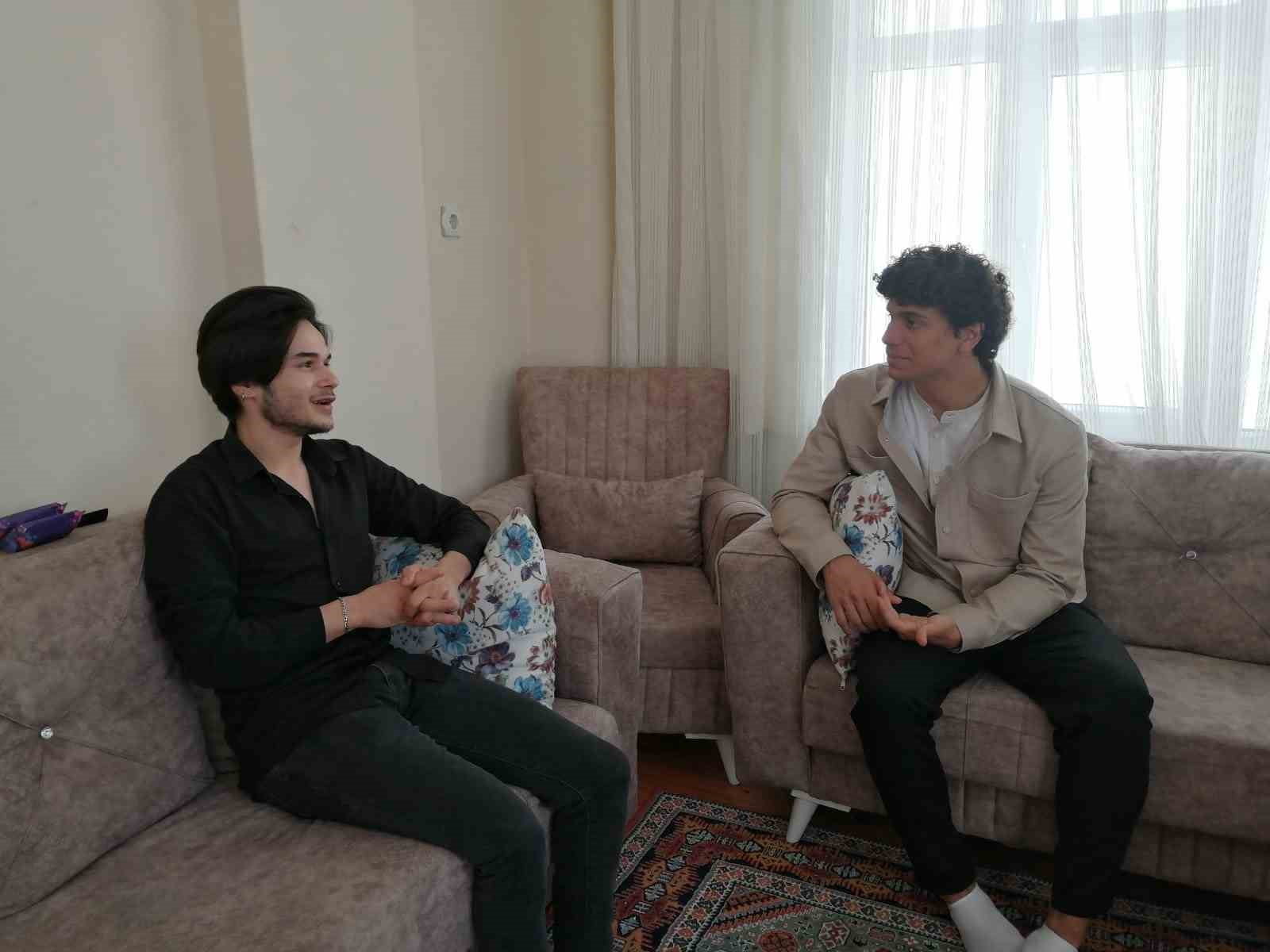 AK Parti’nin genç adaylarından Umut Sonay’dan Sultanbeylili gence doğum günü sürprizi