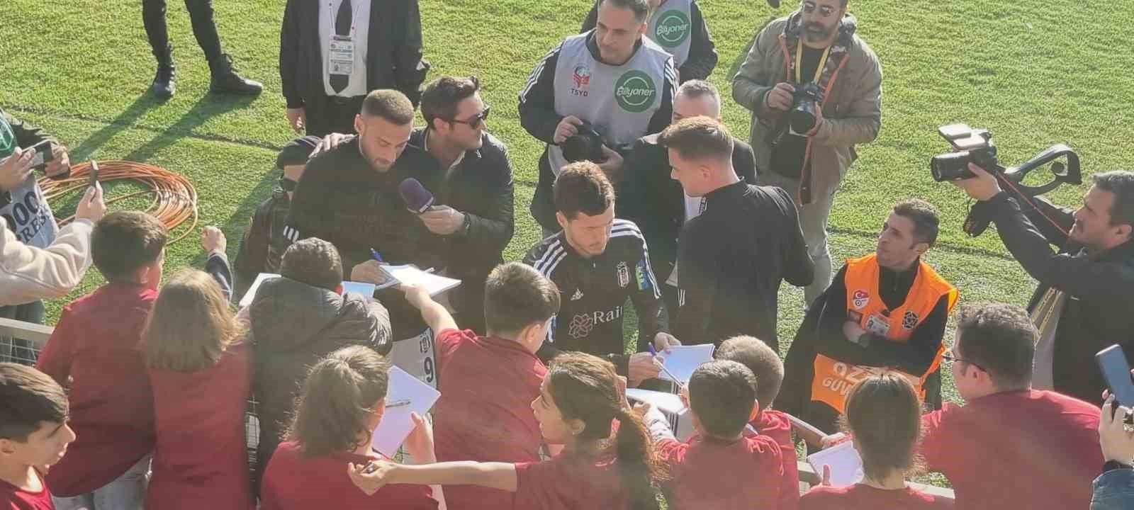 Depremzede çocuklar, Ümraniyespor – Beşiktaş maçında ağırlandı
