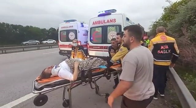 Bayram tatili için yola çıkan minibüs TEM’de devrildi: 13 yaralı