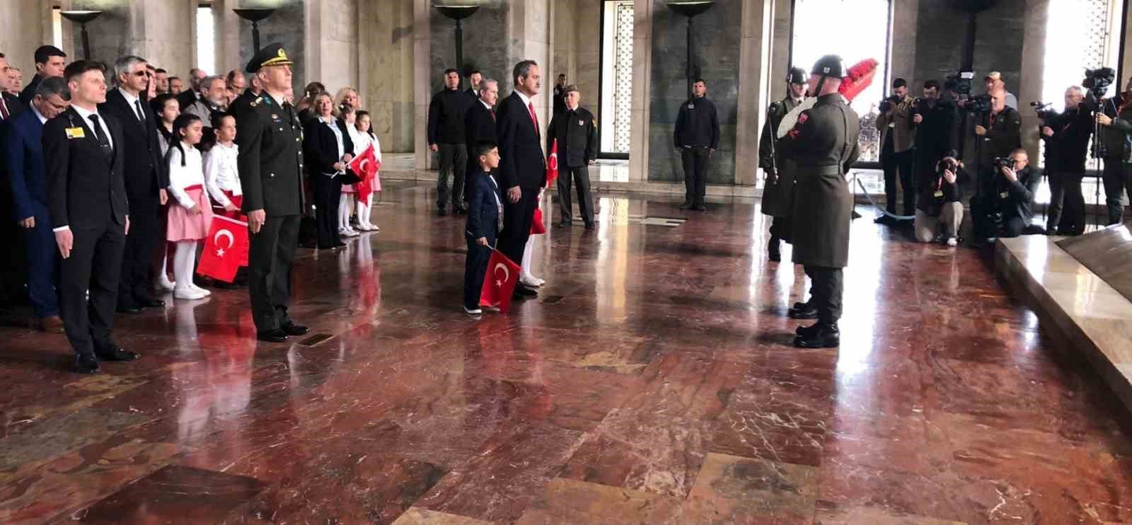 Milli Eğitim Bakanı Özer, çocuklarla birlikte Anıtkabir’de