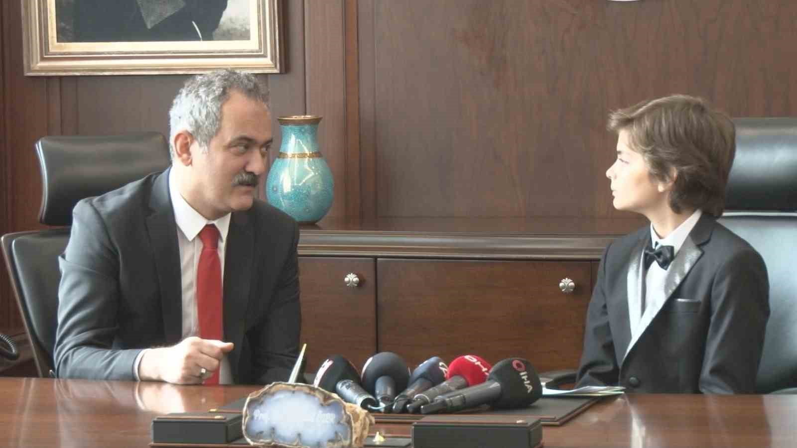 Bakan Özer, koltuğunu 5’inci sınıf öğrencisi Kaan Can İl’e devretti