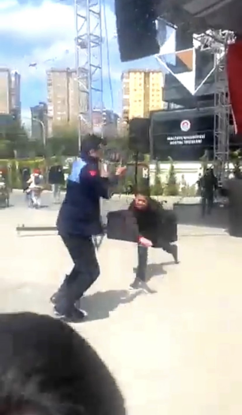 Maltepe Belediyesi çocuk etkinliğinde korkutan olay: Bıçaklı saldırgan bir anda sahneye çıktı