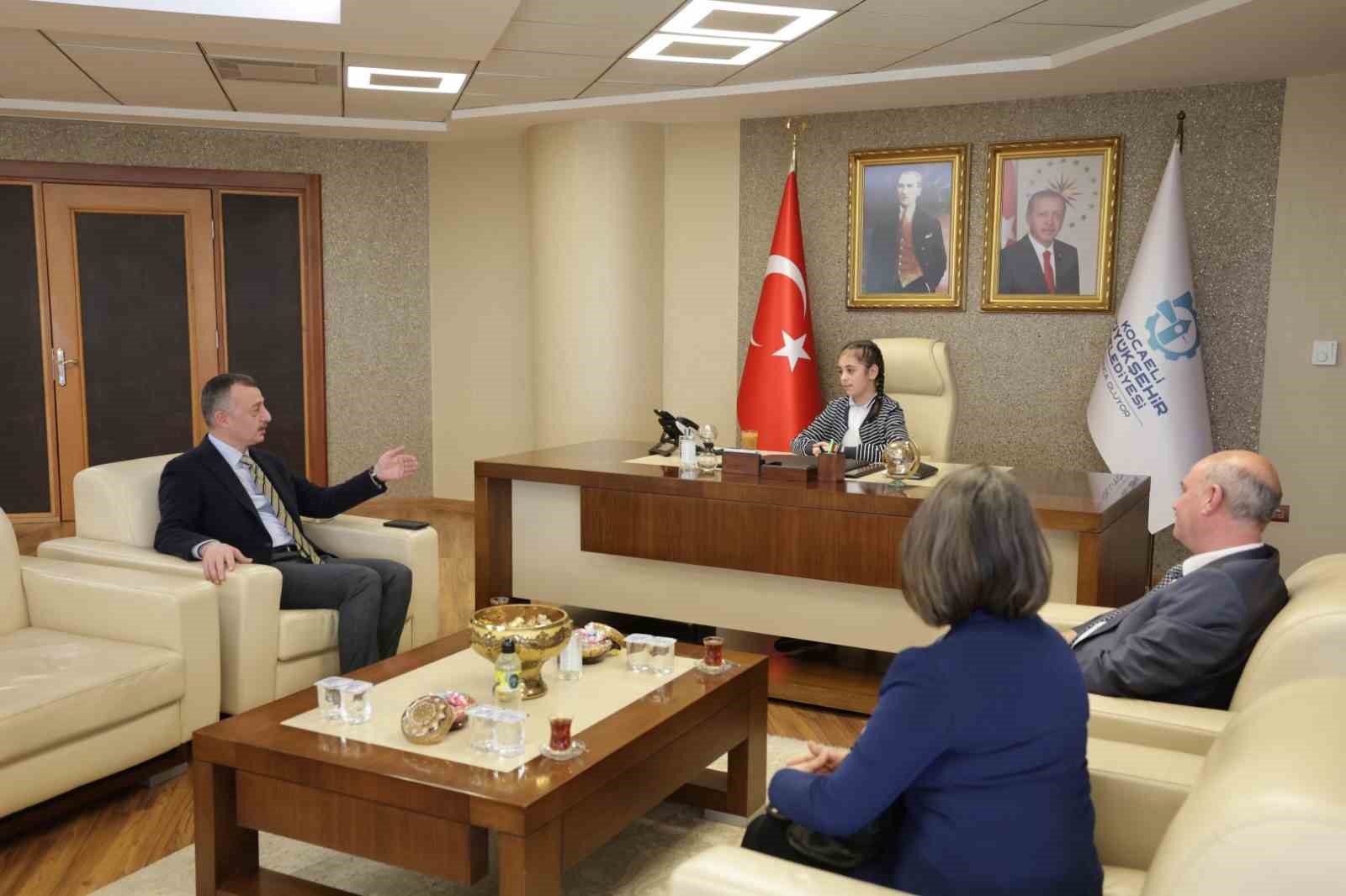 Başkan Büyükakın makamını Azranur’a bıraktı