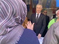 AK Parti İstanbul Milletvekili adayı Nazif Çetin, Avcılar’da hasta ve yaşlı seçmenleri evlerinde ziyaret etti