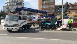 Lastiği kopan otomobil trafik lambaları direğine çarptı: 2’si çocuk 4 yaralı