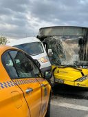 Pendik’te İETT otobüsü ile servis minibüsü çarpıştı: Yaralılar var