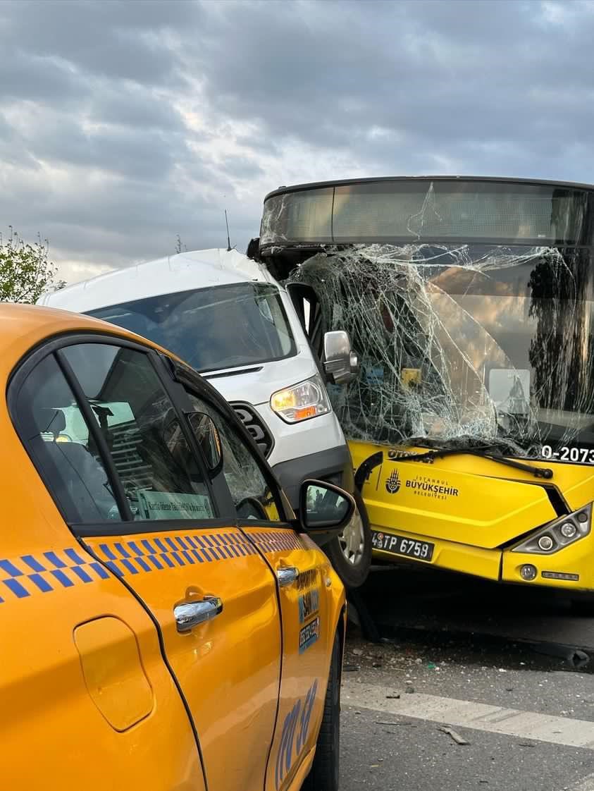 Pendik’te İETT otobüsü ile servis minibüsü çarpıştı: Yaralılar var